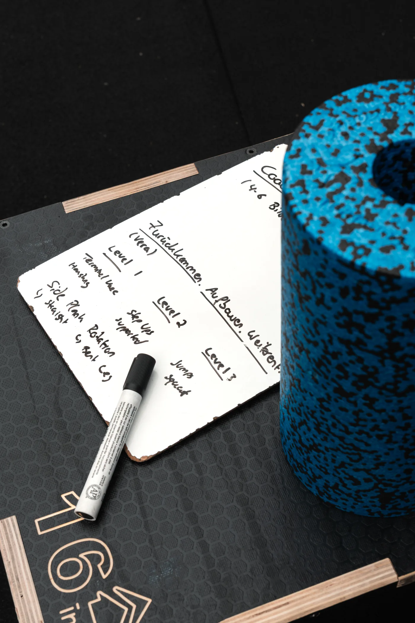 Handschriftliche Trainingsprogression mit Marker und Faszienrolle