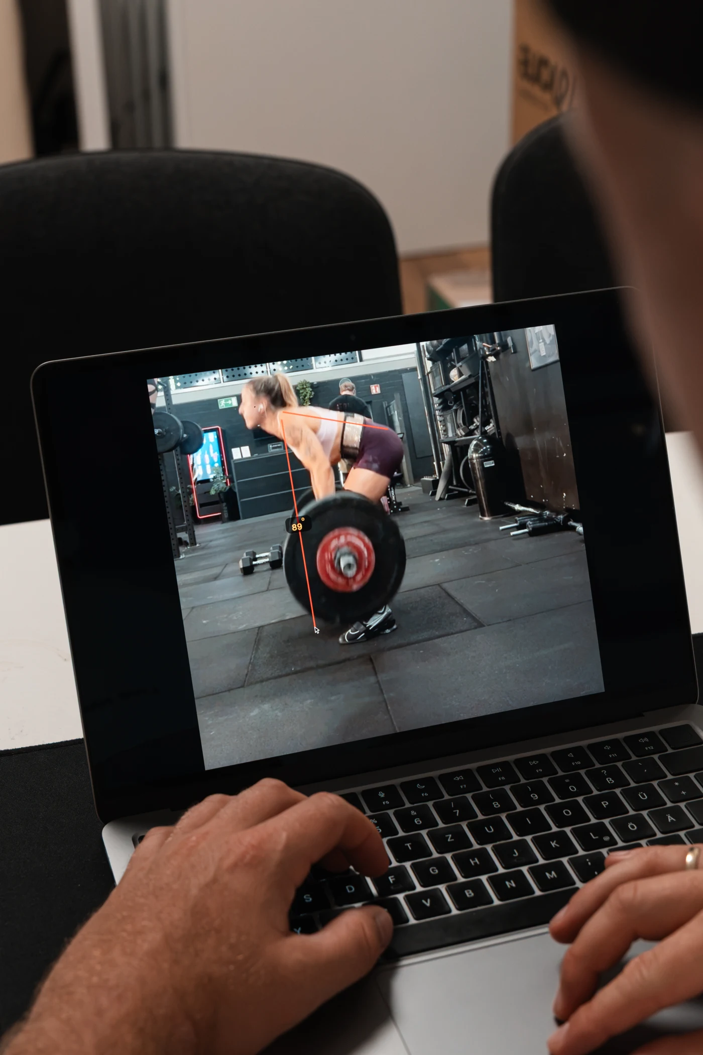 Trainingsbewegung mit eingezeichnetem Gelenkwinkel auf Alexanders Laptop