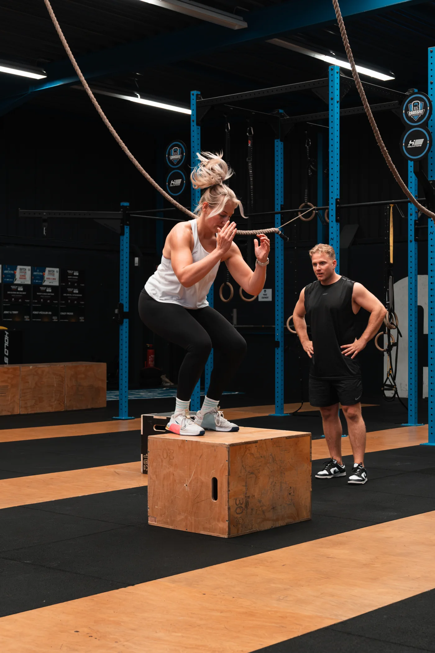 Athletin beim Box Jump mit Alexander Panskus als Coach
